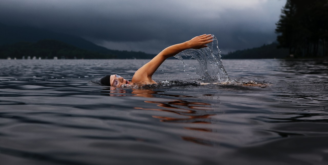 Ein Schwimmer in einem See