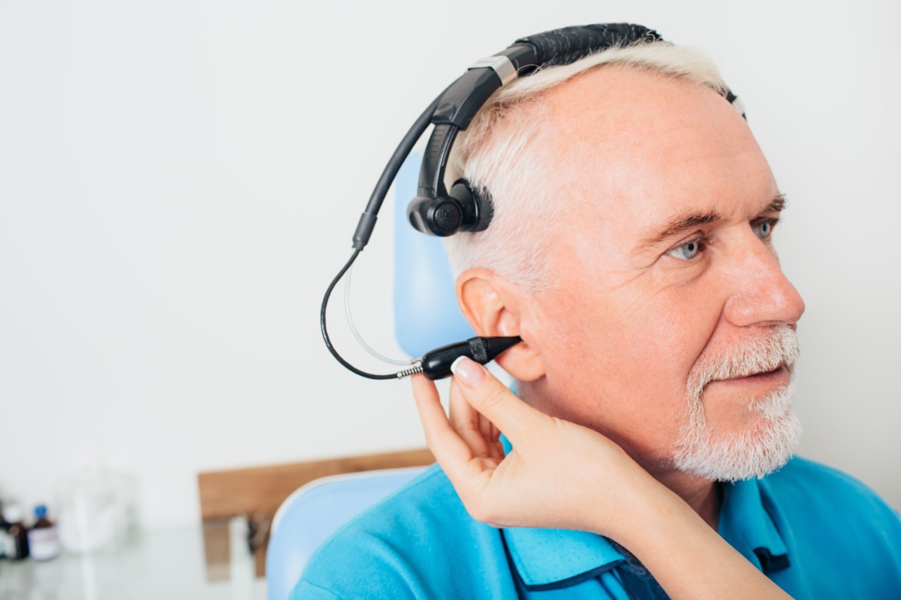 Why can I hear my heartbeat in my ear? Causes and remedies